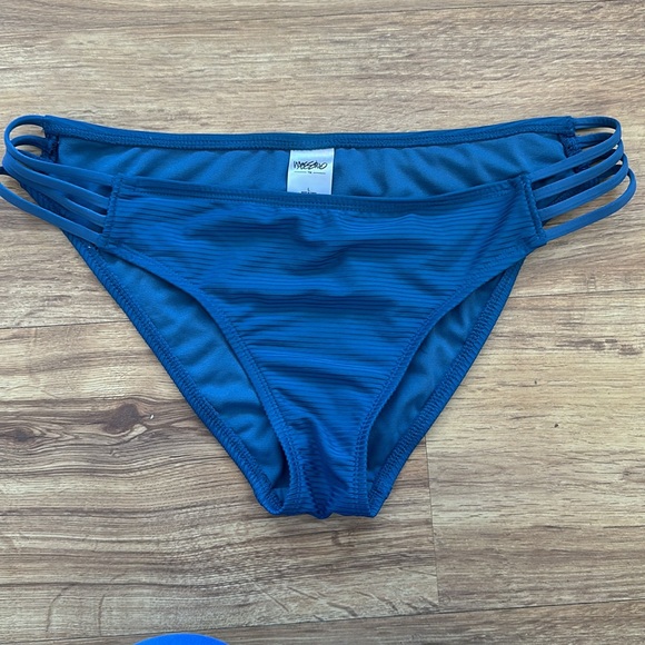 Bikini - Picture 2 of 3